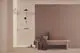 Duschsystem von Ideal Standard mit einem schlichten Design. Wandmontierter Duschkopf und Handbrause in Chrom, integriert in einen modernen Badezimmerraum.